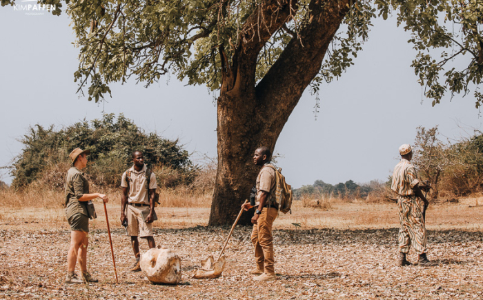 Wandelsafari in het zuiden van Luangwa, Zambia met Robin Pope Safaris Kim op wandelsafari in South Luangwa Zambia waar we botten van dieren van dichtbij bekijken