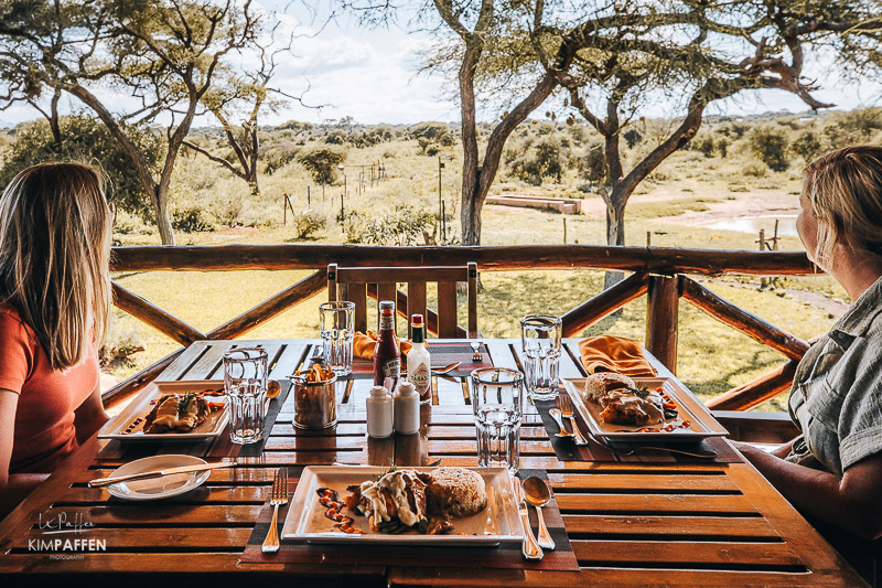 Oilepo Amboseli Lodge met uitzicht op een waterhole in Kenia Eetgedeelte van Oilepo Amboseli Lodge met uitzicht op een drukbezocht waterhole in Amboseli Kenia