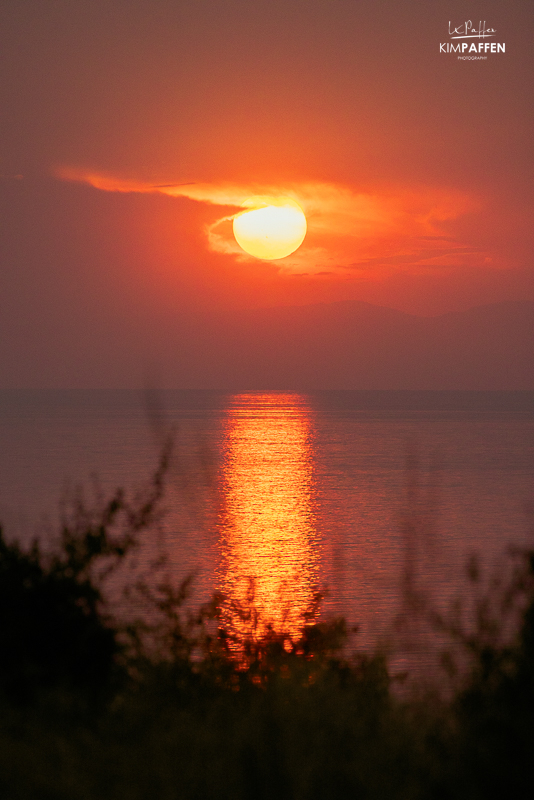Zonsondergang boven Lake Albert tijdens een rustige Oeganda safari