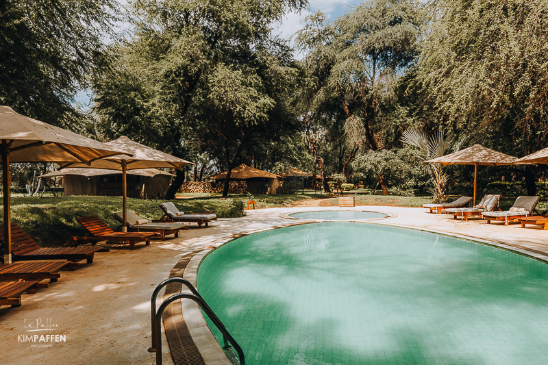 Zwembad bij Ashnil Samburu Camp in Kenia Zwembad en ligbedden bij Ashnil Samburu Camp aan de rivier tussen Samburu en Buffalo Springs in Kenia