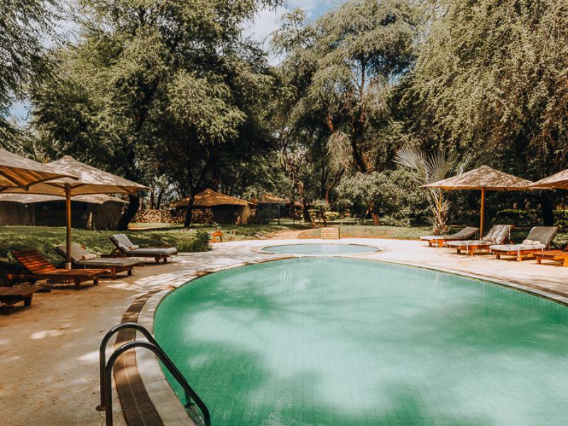 Zwembad bij Ashnil Samburu Camp in Kenia Zwembad en ligbedden bij Ashnil Samburu Camp aan de rivier tussen Samburu en Buffalo Springs in Kenia