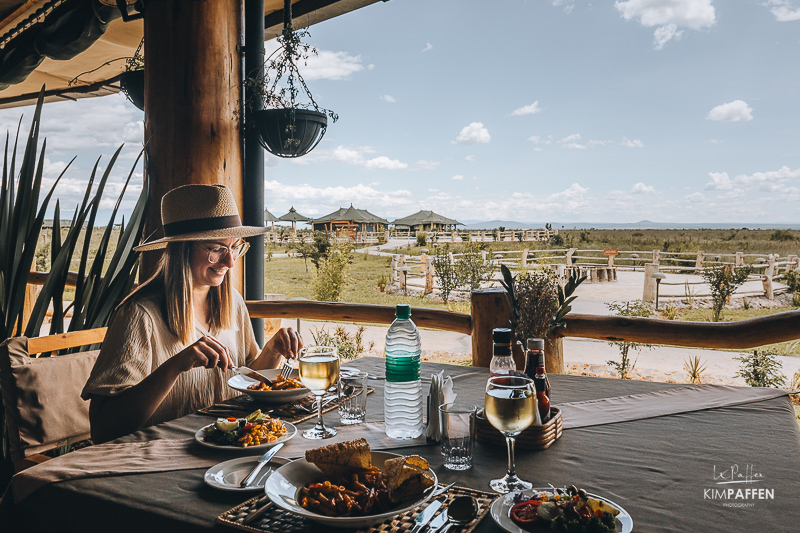 Heerlijke buffetmaaltijden bij Sweetwaters Camp in Kenia Buffetmaaltijden bij Sweetwaters Camp nabij Ol Pejeta Conservancy in Kenia met uitzicht op de savanne