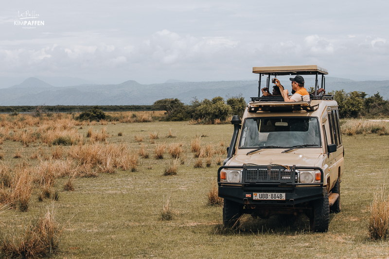 Safari jeep met pop up dak waarin mensen genieten van een game drive in Murchison Falls Oeganda