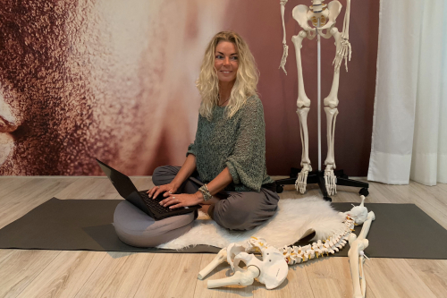 Sandy geeft Basis Anatomie voor Yogadocenten