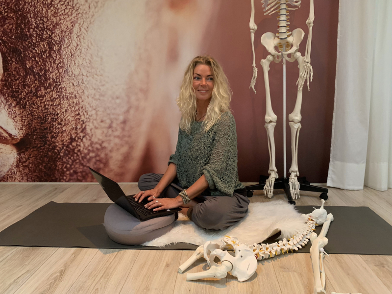 Sandy geeft Basis Anatomie voor Yogadocenten