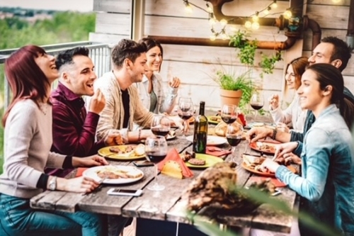 vrienden aan tafel gezellig eten