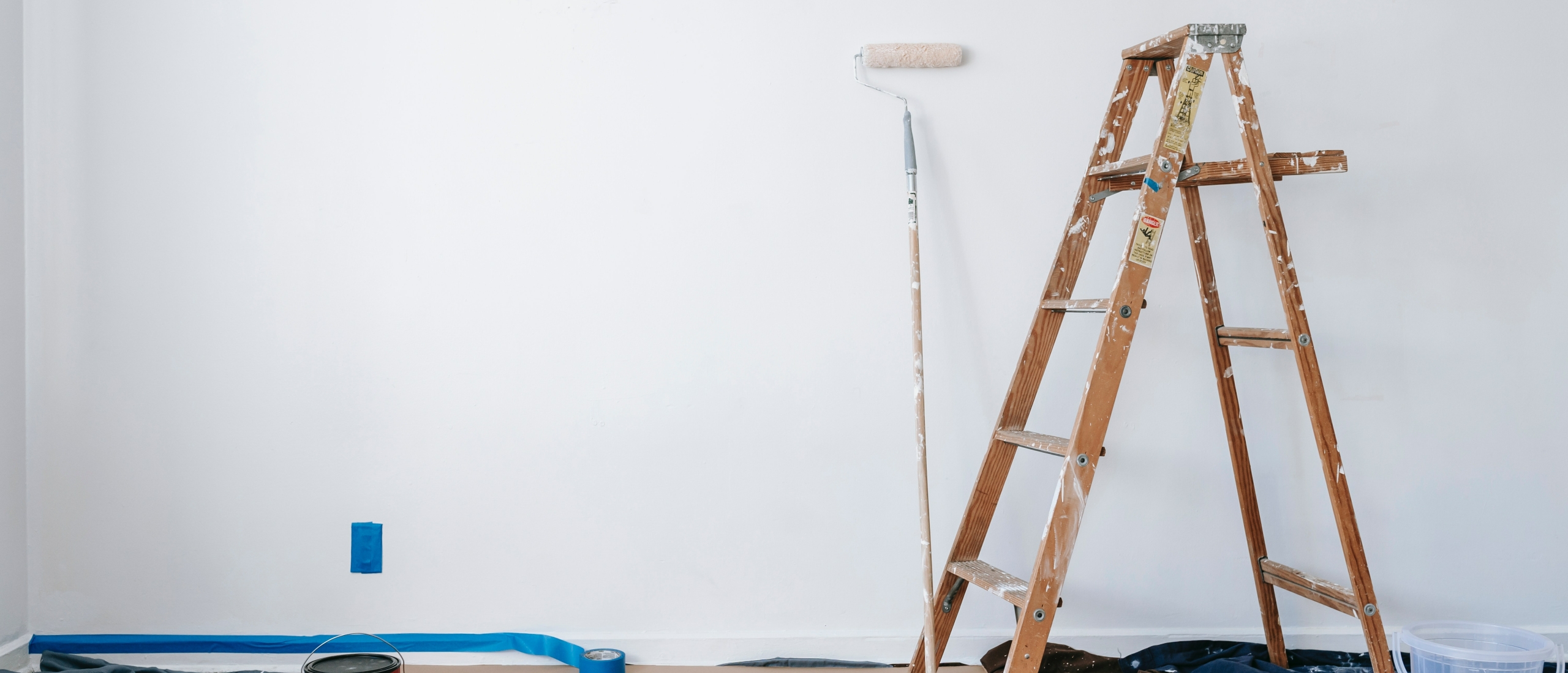 Het belang van een ladder goed neerzetten: letsel door vallen van hoogte