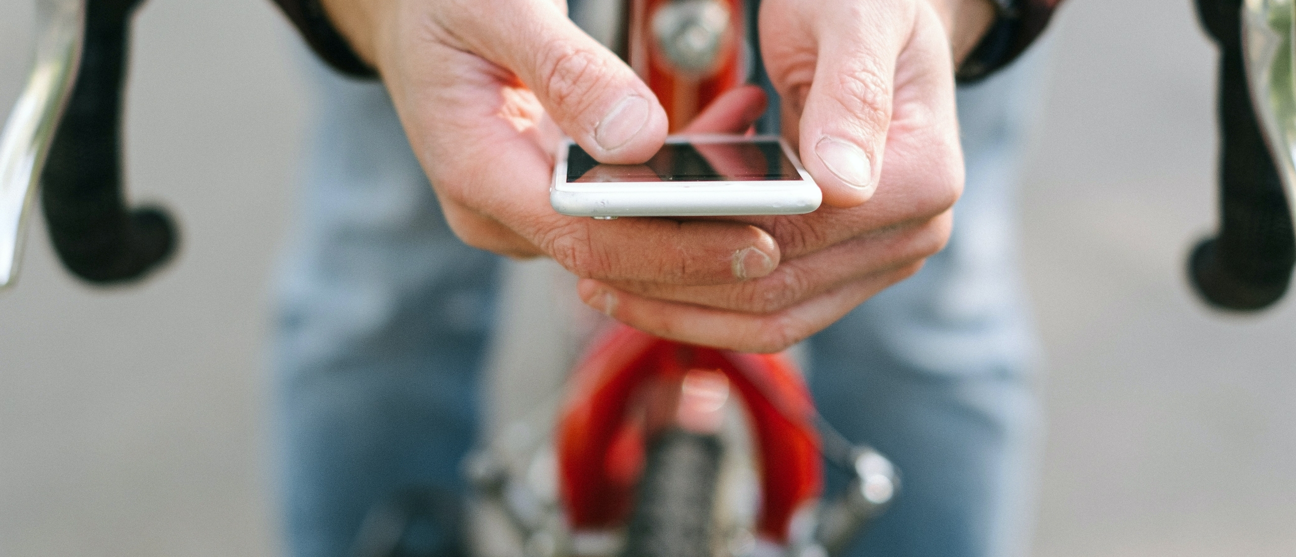 ongeluk met minderjarige fietser die op mobiele telefoon kijkt wie is verantwoordelijk