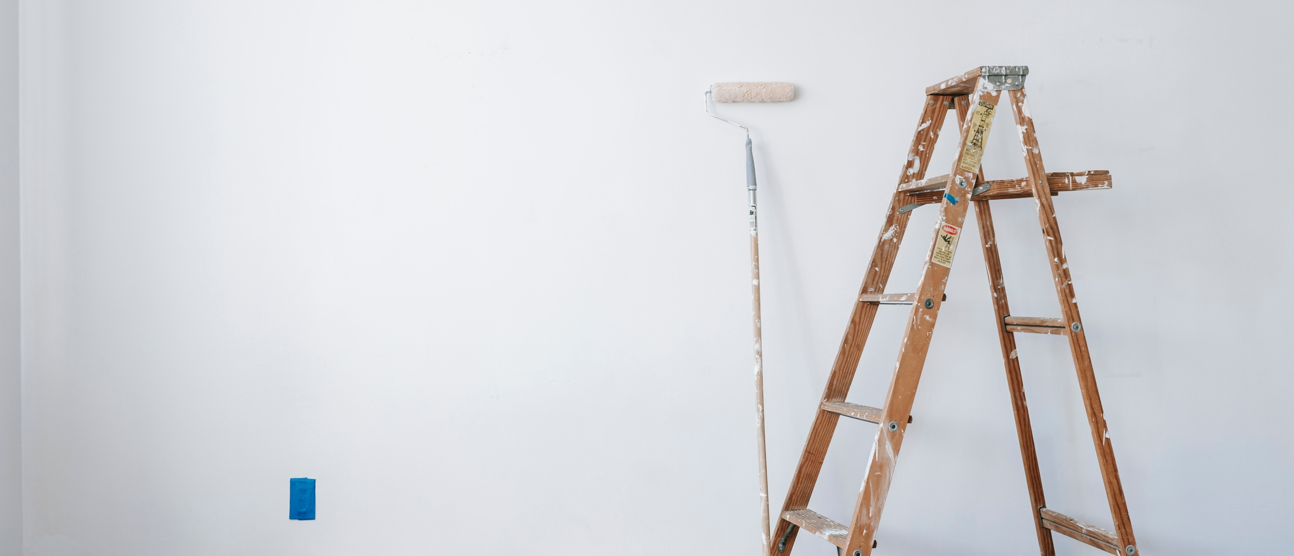 Het belang van een ladder goed neerzetten: letsel door vallen van hoogte