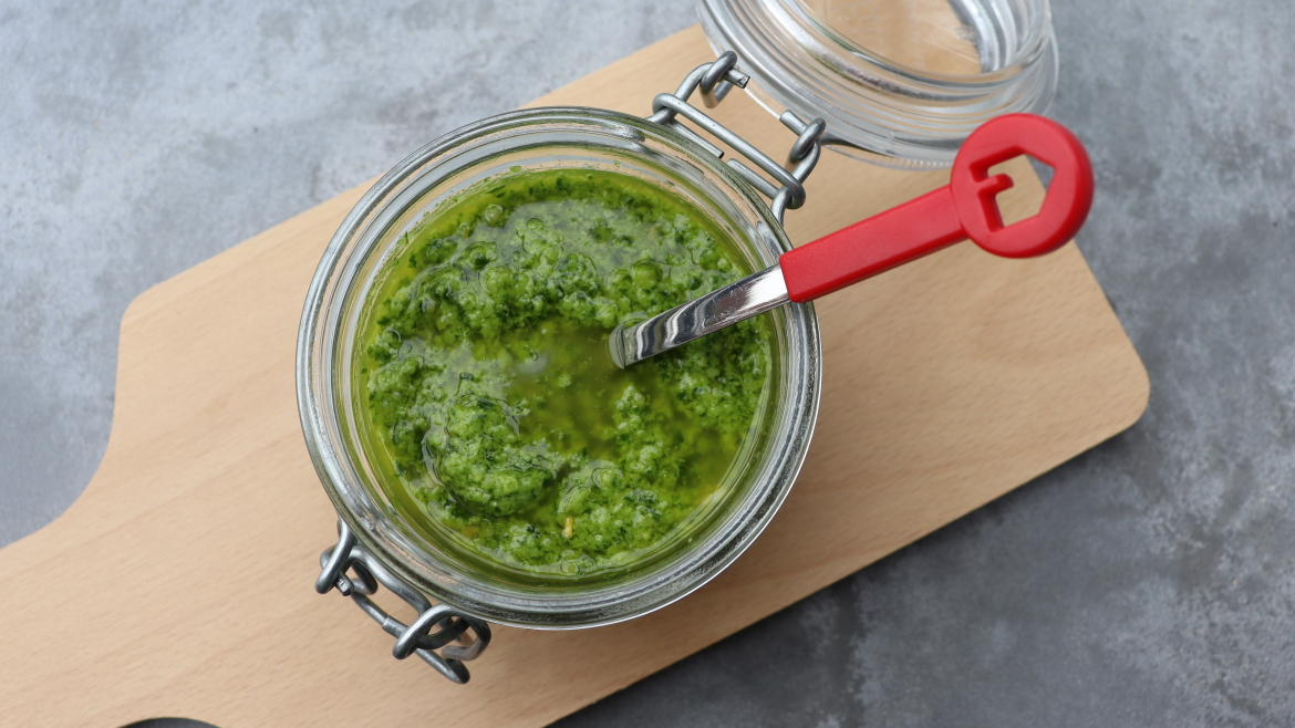 Pesto met snijbiet, radijsloof, spinazie, rucola Pesto met snijbiet, radijsloof, spinazie, rucola
