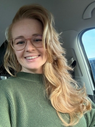 Saskia van Amerongen maakt een selfie zittend in de auto.