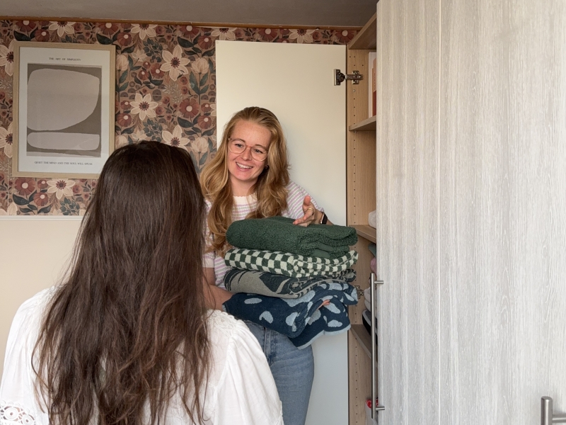 Opruimcoach Saskia van Amerongen bij een klant thuis Opruimcoach Saskia van Amerongen bij een klant thuis