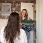 Opruimcoach Saskia van Amerongen bij een klant thuis Opruimcoach Saskia van Amerongen bij een klant thuis