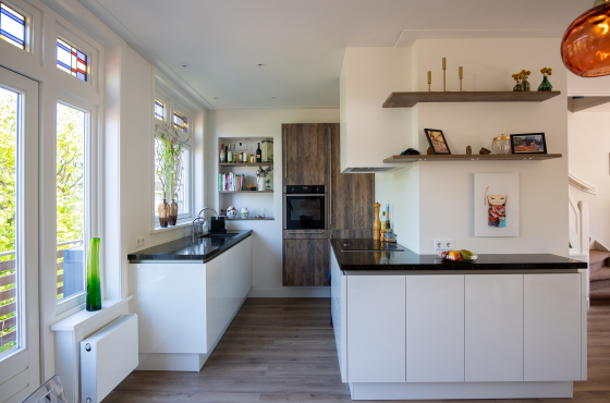 keuken-renovatie-hoogglans-wit-nieuwe-keuken-hardsteen-blad