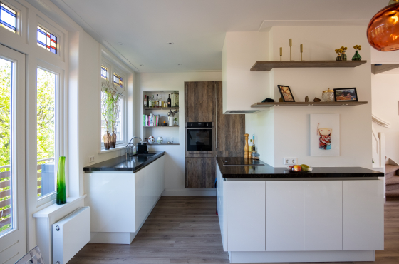 keuken-renovatie-hoogglans-wit-nieuwe-keuken-hardsteen-blad