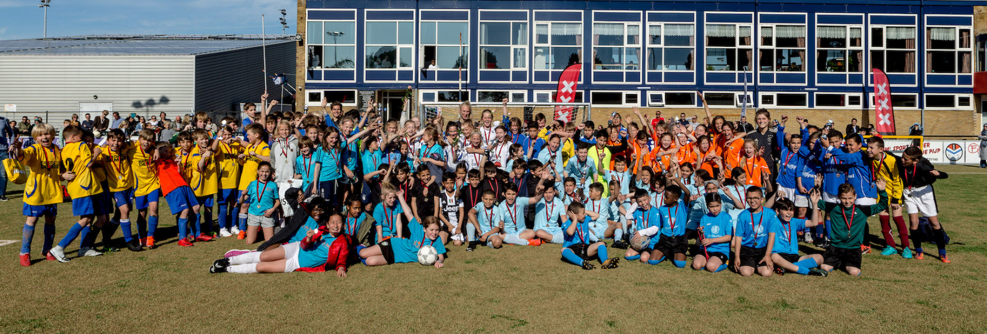 groepsfoto Finale KNVB Schoolvoetbal Amsterdam DCG