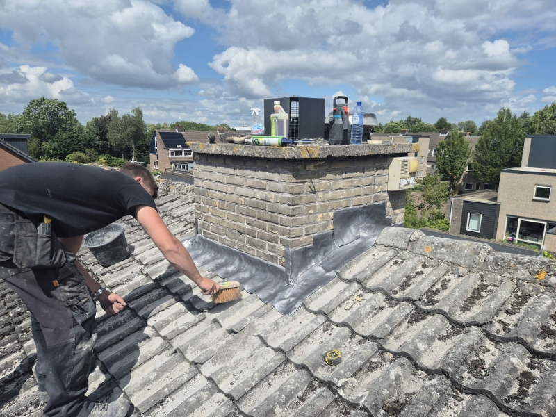 Lood bij schorsteen vervangen