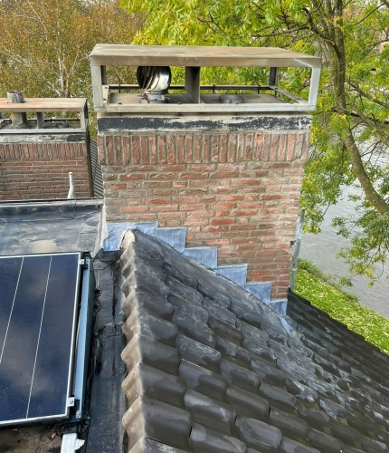 Schoorsteen renovatie, loodwerk en voegwerk vervangen