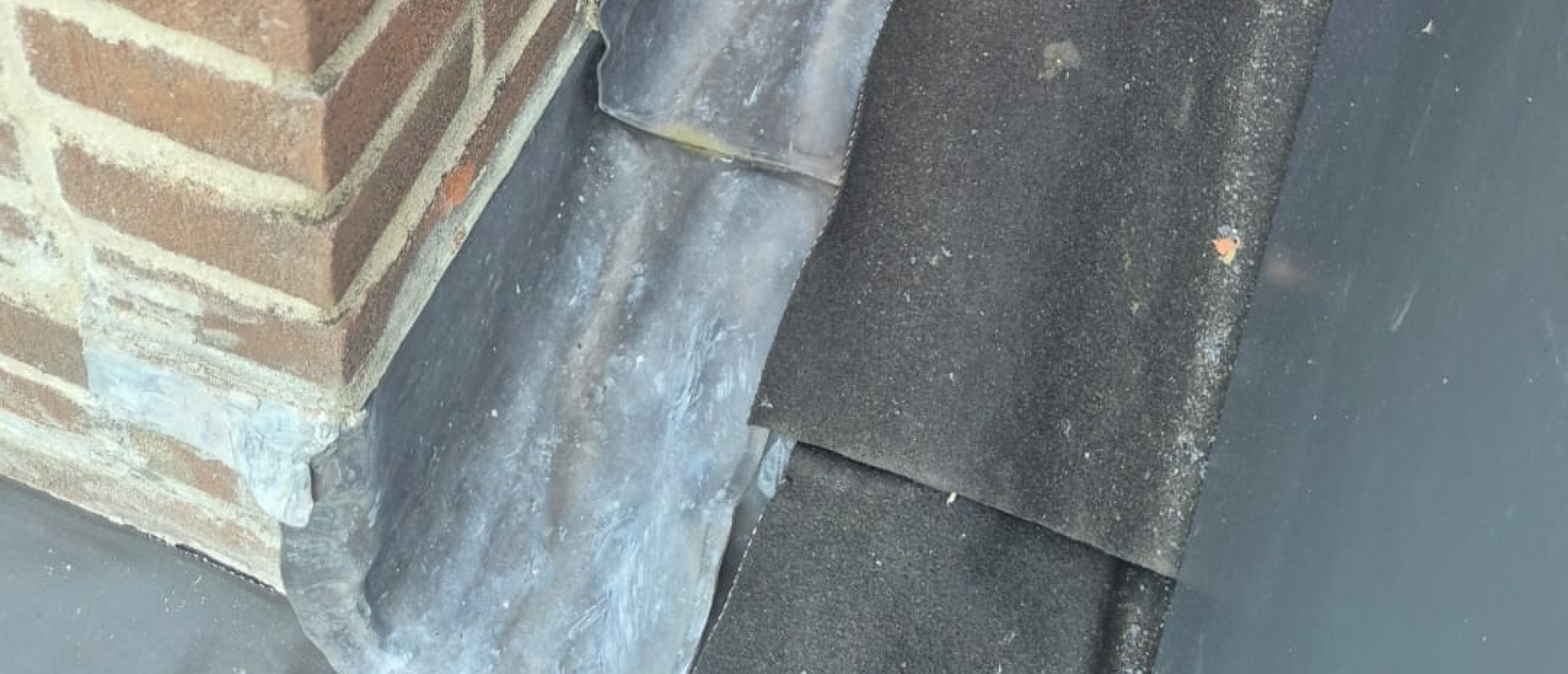 Schoorsteen geoxideerd lood schoonmaken met staalwol