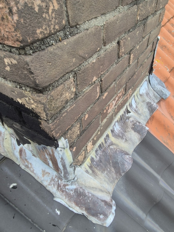 Schoorsteen lood inspecteren