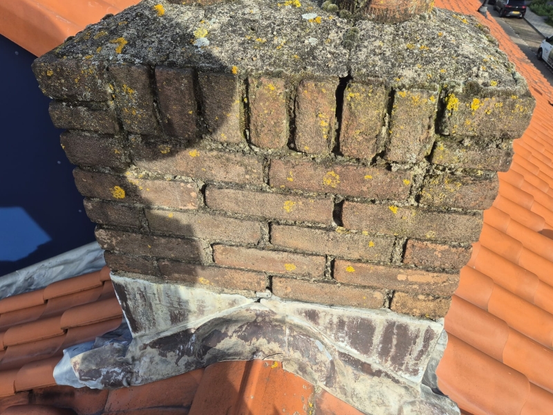 Schoorsteenlood vastzetten met voegklemmen