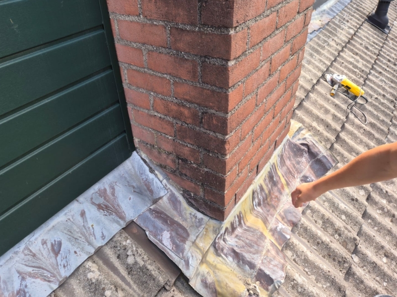 Schoorsteen lood inspecteren
