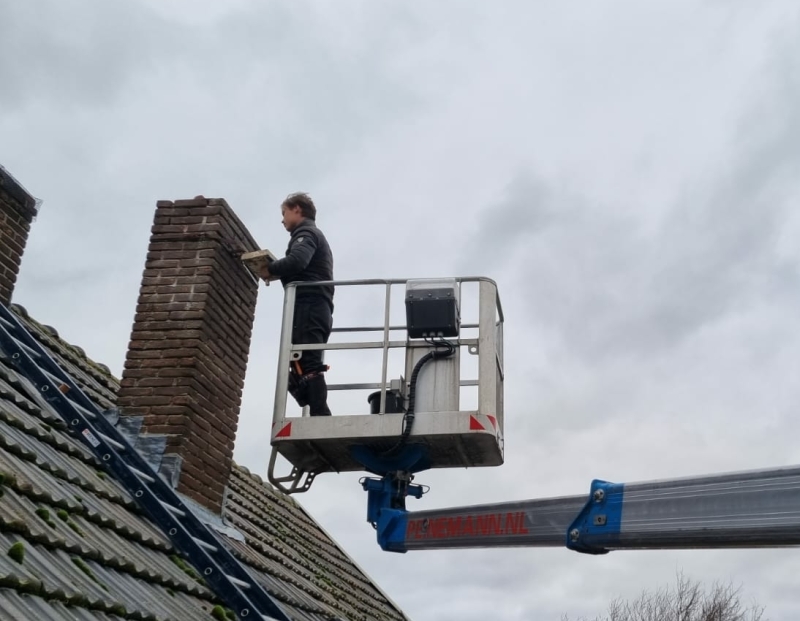 Schoorsteen kap monteren