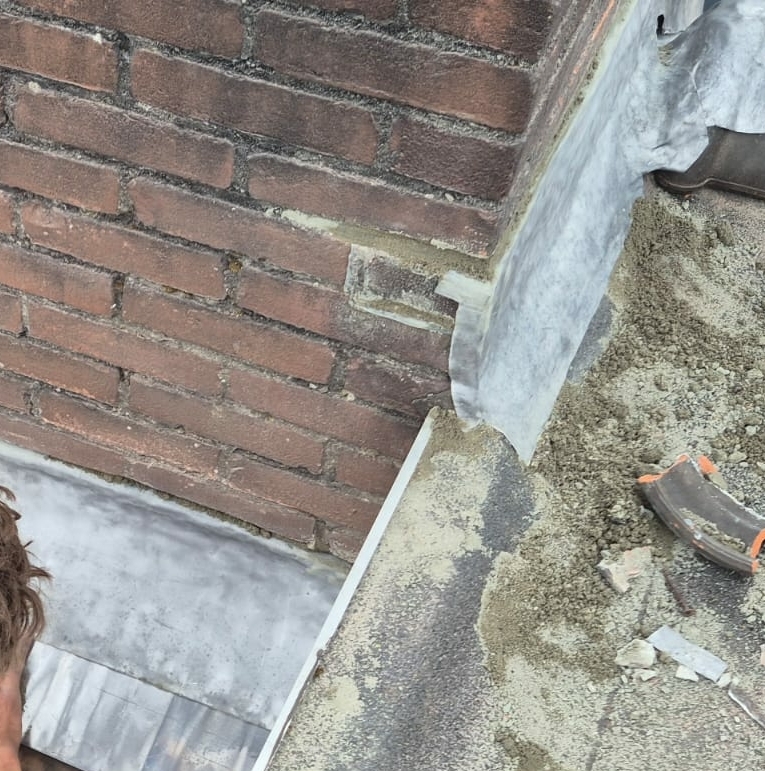 Schoorsteenlood knippen