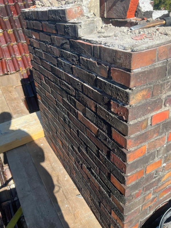 Loodwerk wordt hierdoor in het binnenblad van de schoorsteen aangebracht