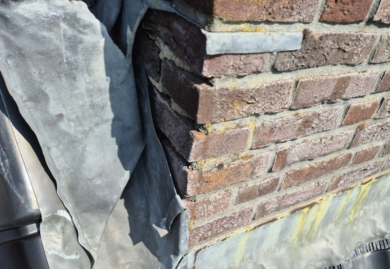 Schoorsteen waterschade door lood