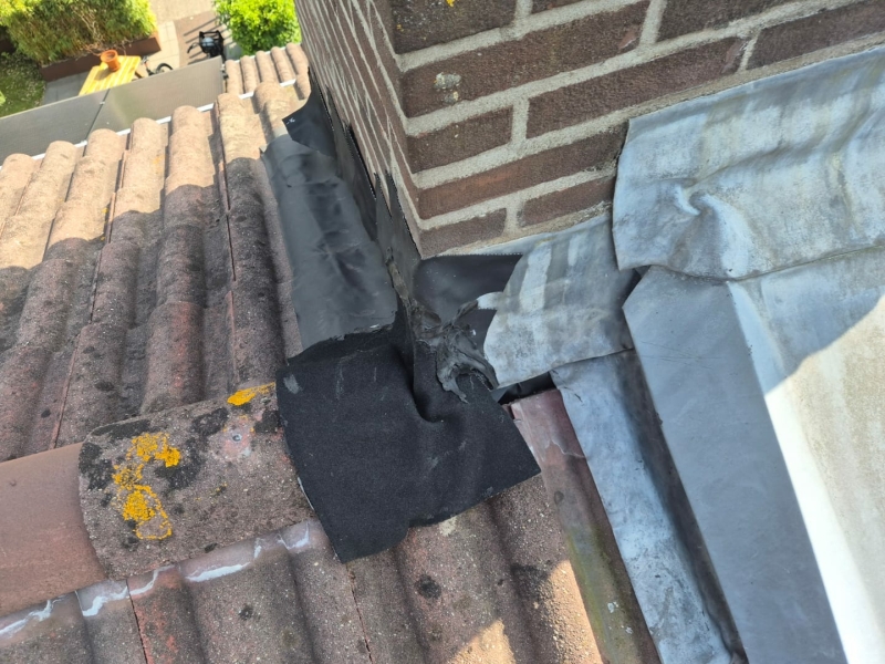 Schoorsteen onjuist aangebracht loodwerk