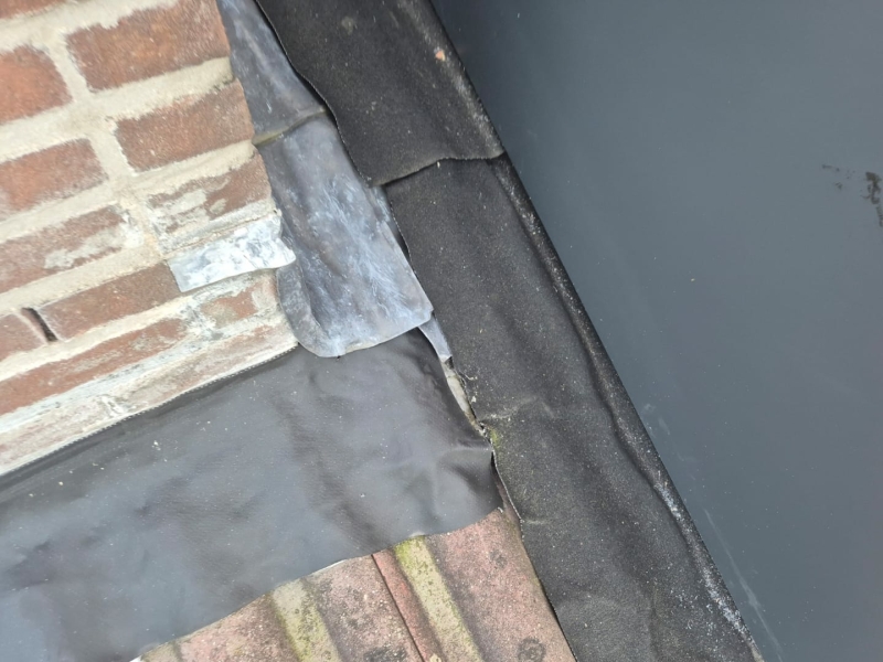 Schoorsteen loden goot aanbrengen
