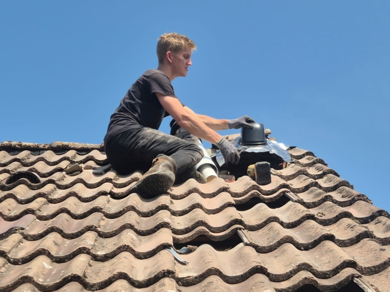 Oude schoorsteen kap verwijderen