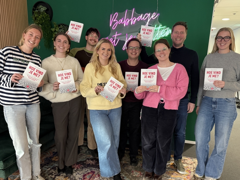 Etienne Donicie met cursisten bij Babbage Company en zijn boek Hoe vind je me? Etienne Donicie met cursisten bij Babbage Company en zijn boek Hoe vind je me?