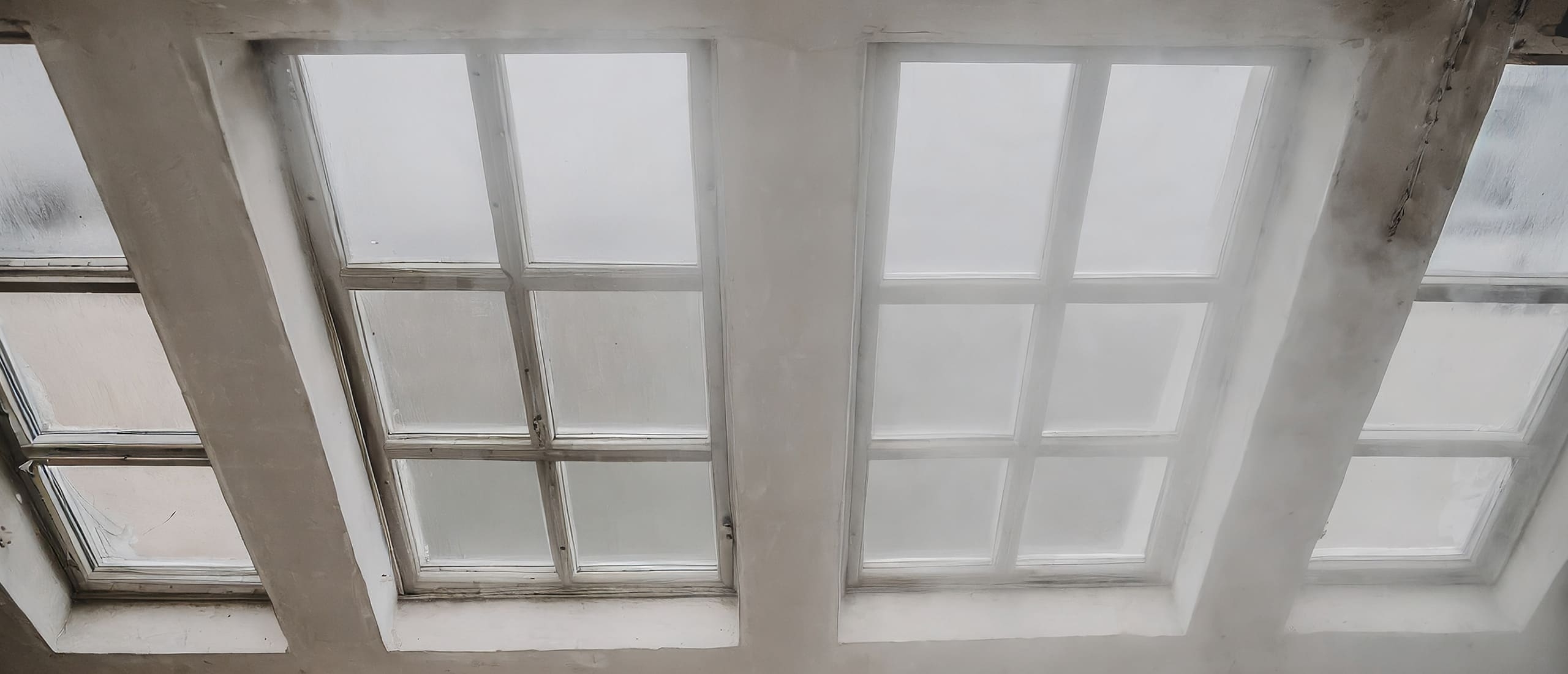 De ramen beslaan aan de binnenkant van het huis