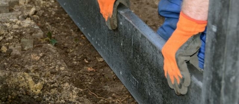 Waarom zorgen schuttingen vaak voor vertraging in bouwprojecten?