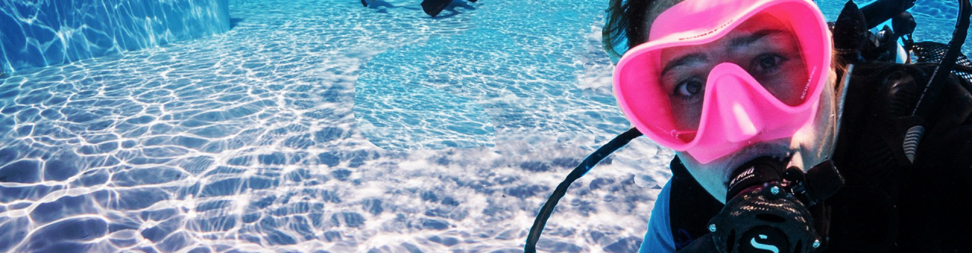 Leren duiken in het zwembad
