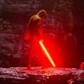 Een Sith met lichtzwaard in een donkere grot