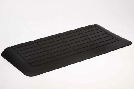 Zwarte drempelhulp van rubber geschikt voor rollator, rolstoel en scootmobiel, hoogte tot 7,5 cm, met antislip en schuine zijkanten