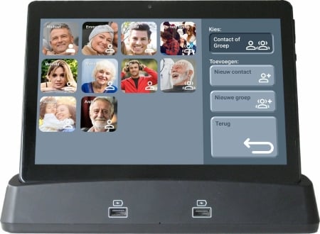 Seniorentablet van Prifora met overzichtelijk scherm, fotoknoppen voor contactpersonen en handig oplaadstation