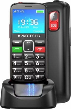 Zwarte Protectly seniorentelefoon met grote knoppen en kleurenscherm, in een oplaadstation, van voren gezien.