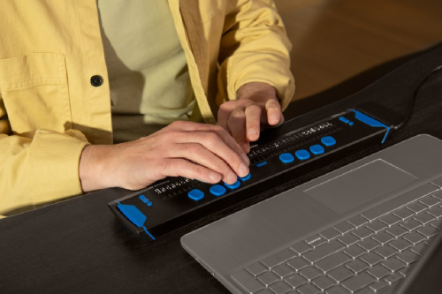 Braille leesregel in combinatie met laptop