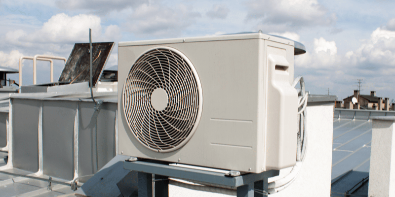 Kan je een airco op plat dak plaatsen