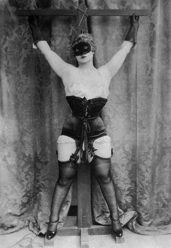1920s Paris, Nativa Richard posing in fetishwear Yva Richard