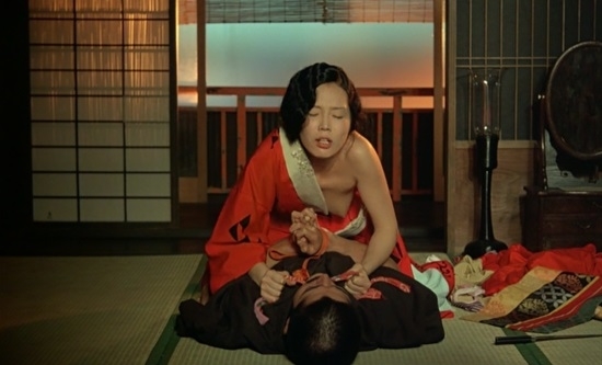 Abe strangling Ishida with her obi sash