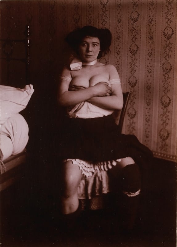 Anonyme Etudes de nu, femme assise bras croisés, entre 1900 et 1910 Musée d'Orsay Anonyme Etudes de nu, femme assise bras croisés, entre 1900 et 1910 Musée d'Orsay