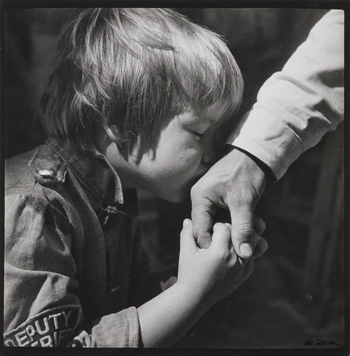 Jan Saudek child kissing hand