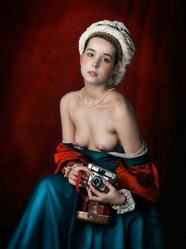 mariano vargas Lady with camera