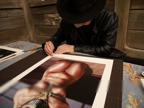 Miyabi Kyodo signing his work