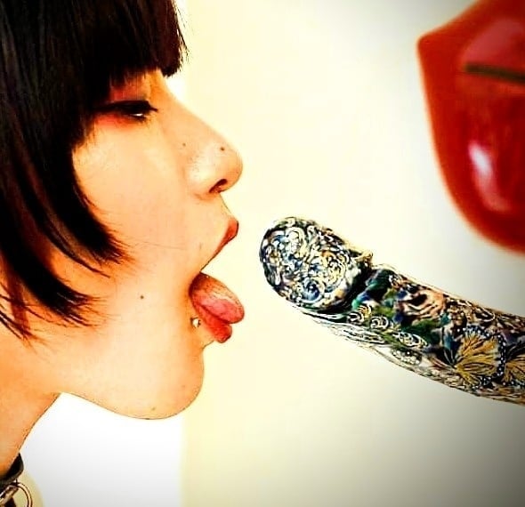 Model with Ka-O-Bi ceramic harikata by Mo Esemu